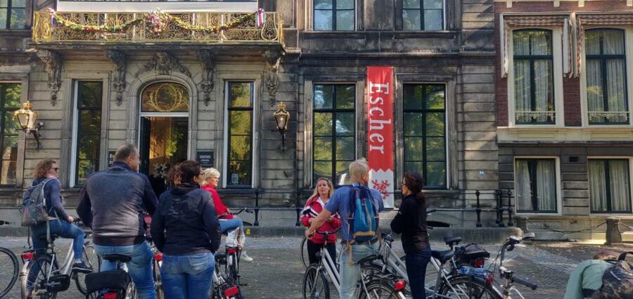 The Hague: Highlights Bike Tour - Meeting in central The Hague and getting set up