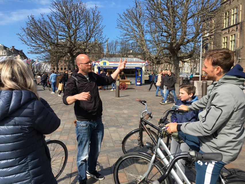 The Hague: Highlights Bike Tour - Royal stables and palace connections