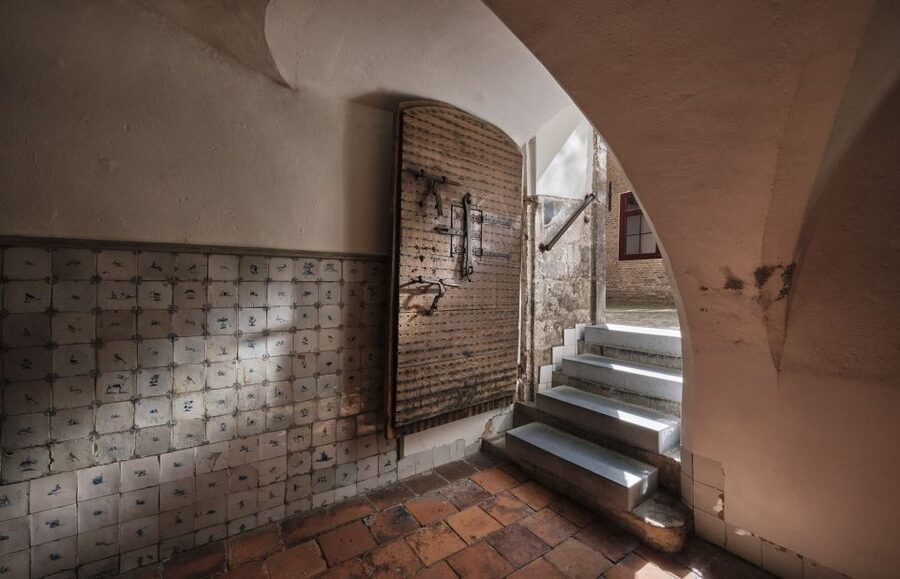 The Hague: Prison Gate Museum - The courthouse explains the path from accusation to verdict