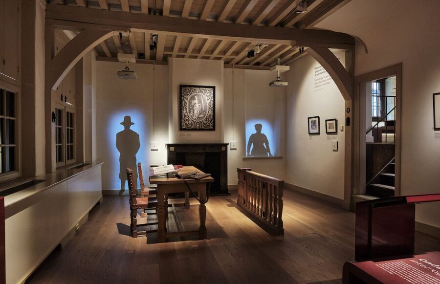 The Hague: Prison Gate Museum - Torture tools are powerful, not easy decoration