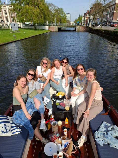 The Hague: Private Boattour up to 10 persons - What the 75-minute route is like