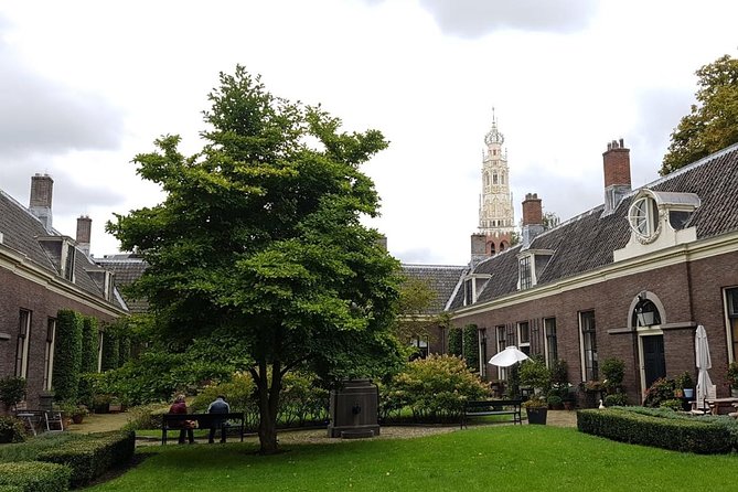 The rise of Haarlem: Culture, History, Art and Architecture Walking Tour - The guide and the small-group format