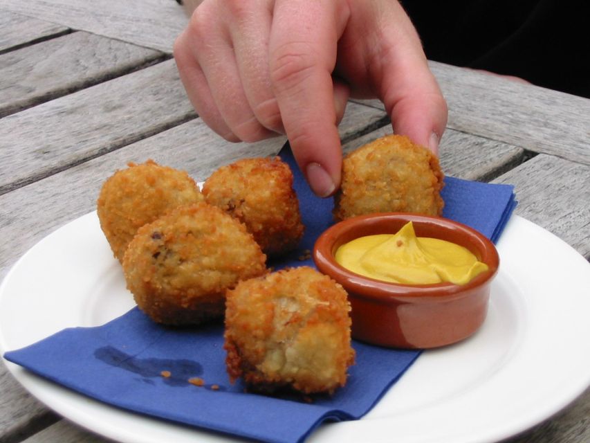 Utrecht - Food Tour: Try out 6 dutch bites - Gouda cheese, with modest expectations