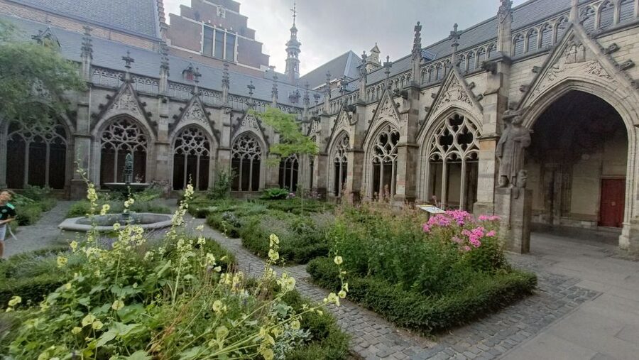 Utrecht: Guided Highlights Walking Tour - Courtyards, cookies, and quieter city corners
