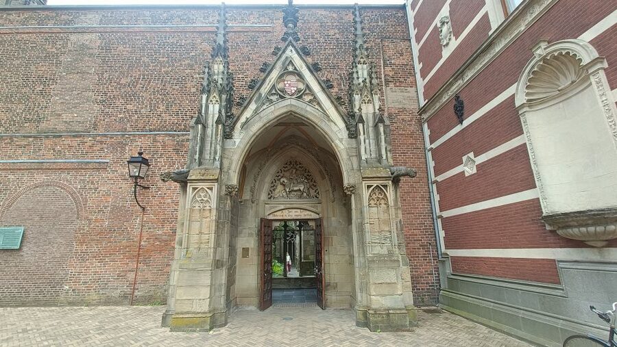 Utrecht: Guided Highlights Walking Tour - Three garden stops and a loop back to Domplein