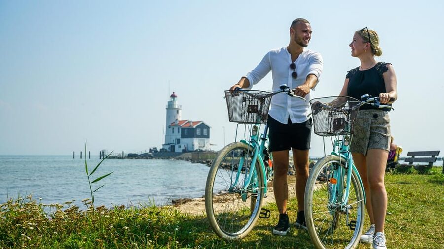 Volendam: Bike Rental including Highlights-Routes - Monnickendam brings history without the crowds