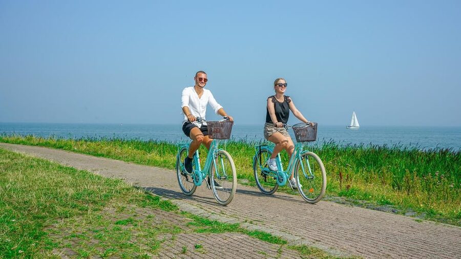 Volendam: Bike Rental including Highlights-Routes - Broek in Waterland and Zuiderwoude on foot