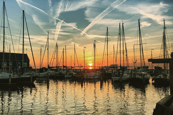 Volendam: E-bike rental with suggested countryside- and fisherman village route - Monnickendam and its old harbor