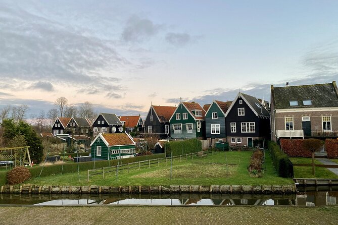 Volendam: E-bike rental with suggested countryside- and fisherman village route - The dikes show how the Netherlands works