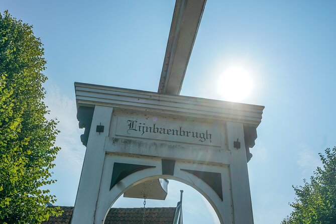 Volendam: E-bike rental with suggested countryside- and fisherman village route - Marken makes the best full-day route