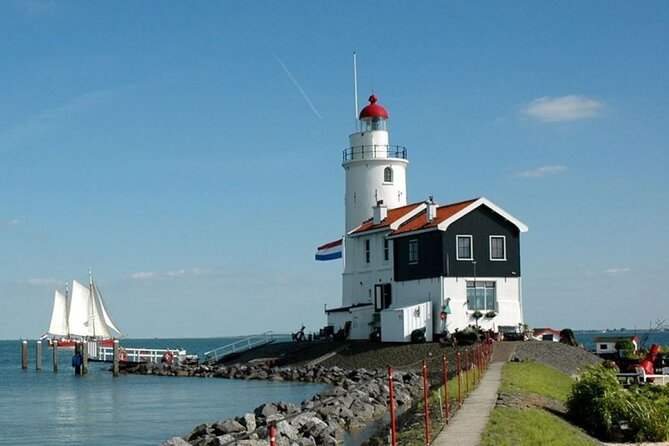 Volendam: E-bike rental with suggested countryside- and fisherman village route - What the self-guided format is really like