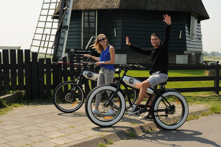 Volendam: E-Fatbike Rental - Starting beneath the Volendam dike