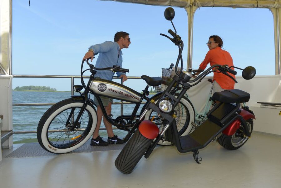Volendam: E-Fatbike Rental - Monnickendam and its old harbor