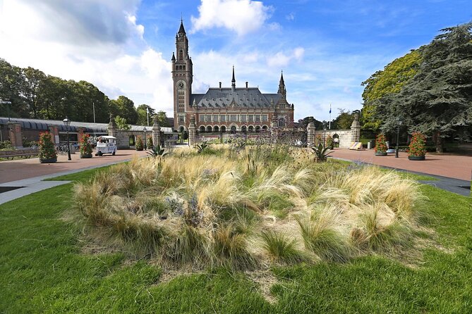 Your Own Hague. Behind The Scenes of The Royal City - De Passage and the birth of Dutch shopping culture