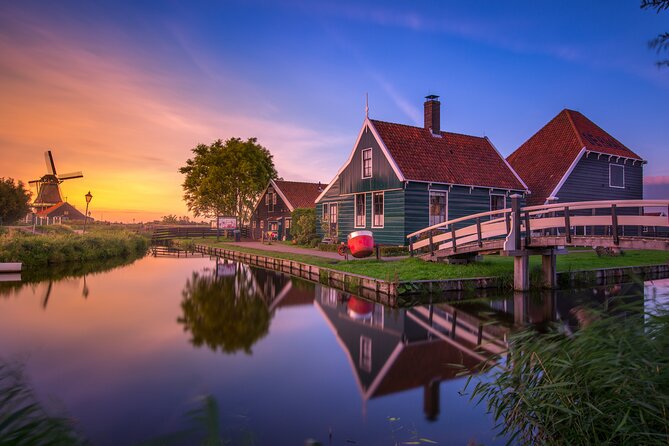 Zaanse Schans and Cheese Tasting Guided Tour from Amsterdam - Finding the meeting point near Amsterdam Centraal